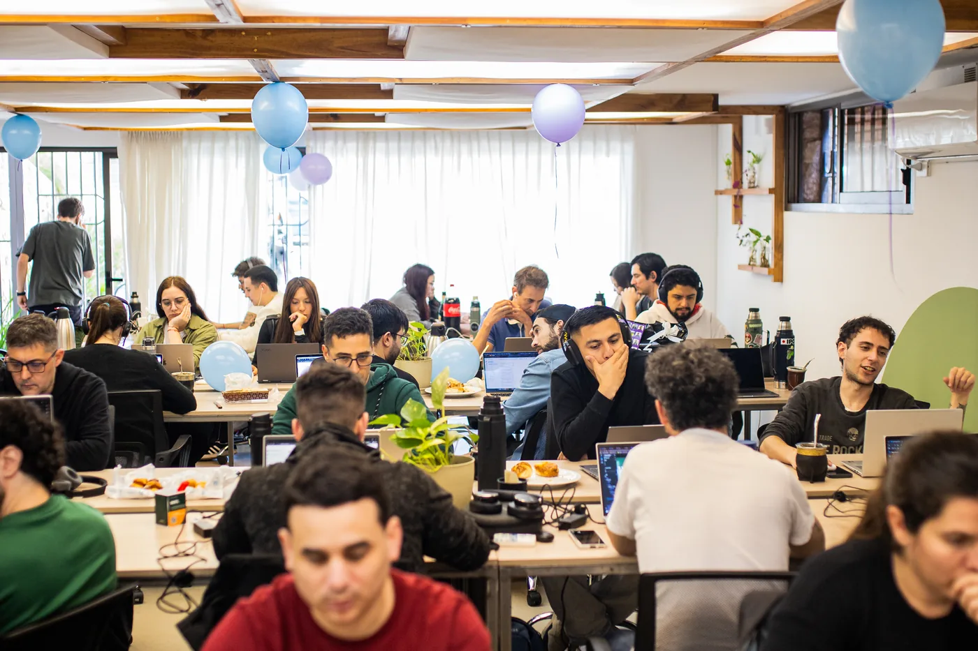 The office in full swing: desks, monitors and mates